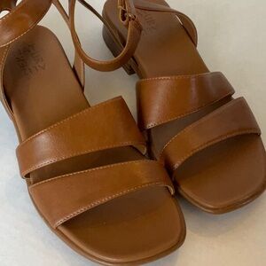 Naturalizer woman’s ankle sandal, size 9
